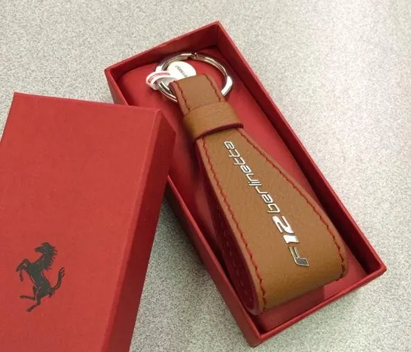 红色礼盒中的皮具礼赠套装