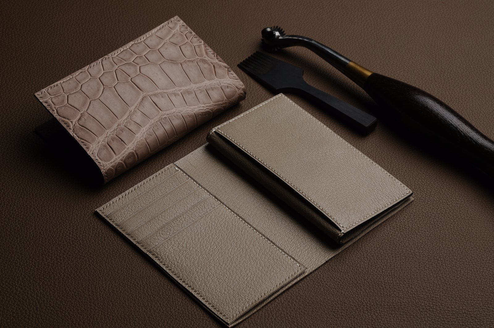 White and khaki card holders with texture options